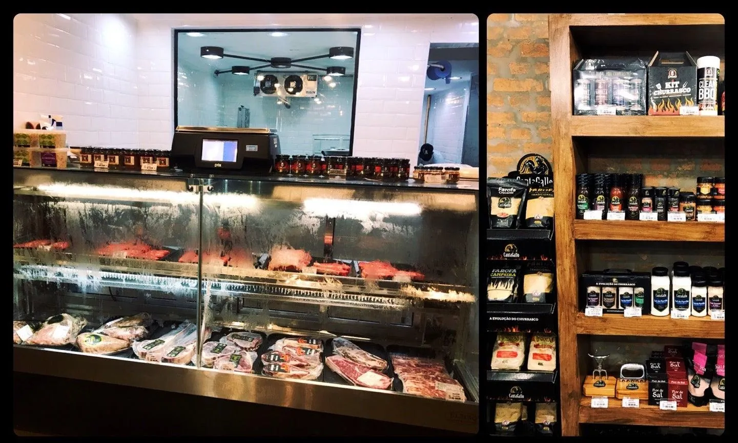Balcão refrigerado do açougue HB Prime Carnes com cortes expostos e prateleiras de temperos